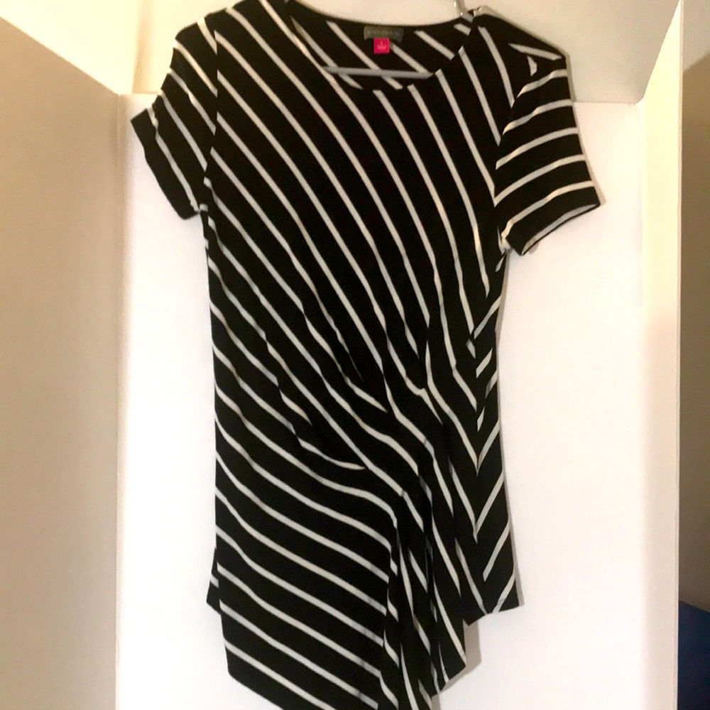 Vince Camuto short sleeve small black white scrunched style spring summer